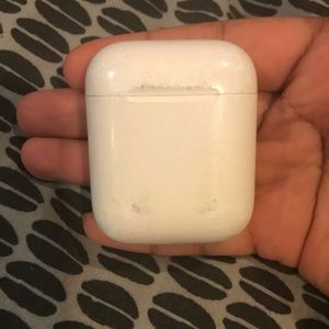 AirPods charging case